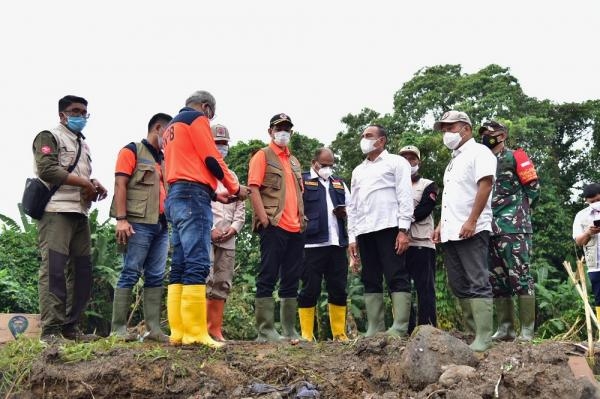 BNPB Tinjau De Flamboyan dan Pengungsi Korban Banjir